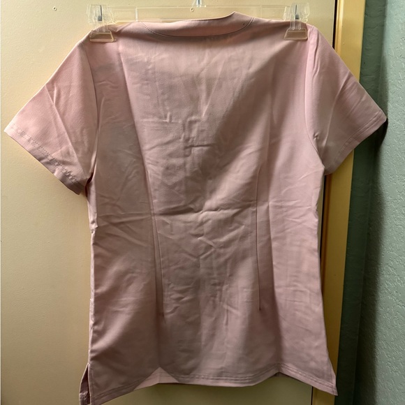 Jaanuu 3-pocket scrub top and cargo scrub pant in blushing pink - Picture 3 of 6